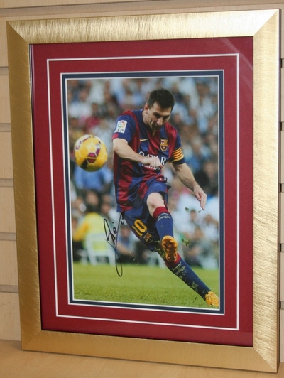 Lionel Messi signed 12 x 8 photo