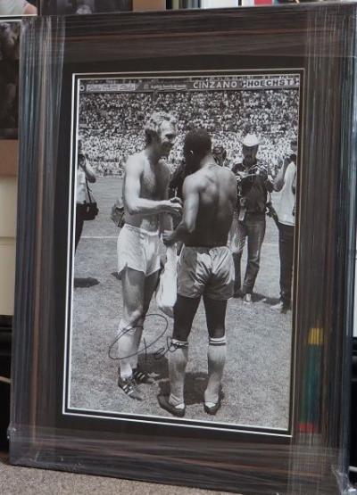 Pele signed 12 x 8 photo